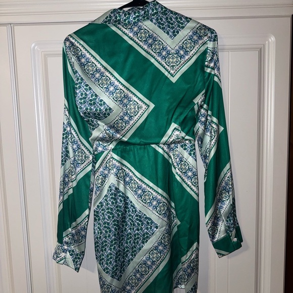 Lulu’s Traveling Spirit Green Satin Scarf Print Tie-Front Mini Dress - Size M - Picture 4 of 5